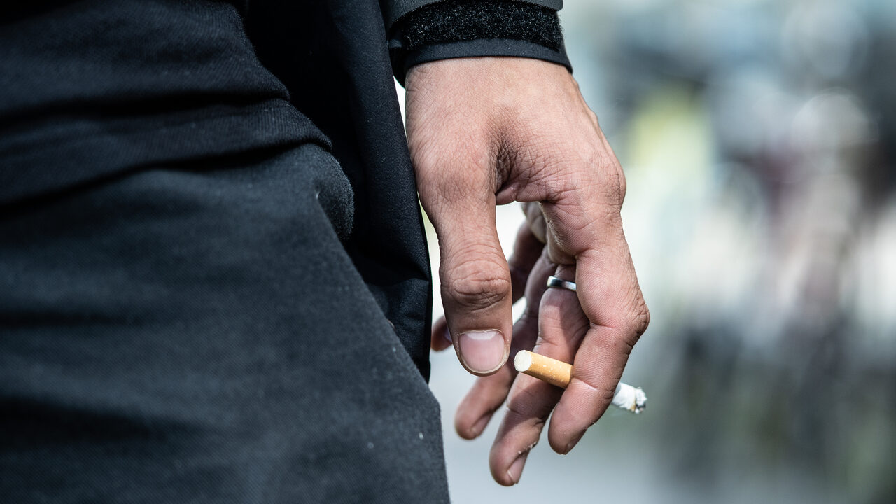 Sådan vil regeringen hæve cigaretpriserne