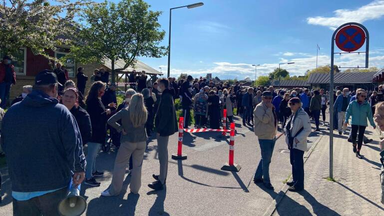Hundreds of frustrated citizens demonstrate against the exit center on Langeland